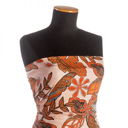 Šatová látka imitace hedvábí květinový vzor skořice