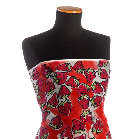 Hedvábný žoržet vzor jahůdky červený