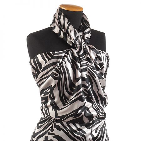 Satén pružný motiv zvířecí černý/lomená bílá