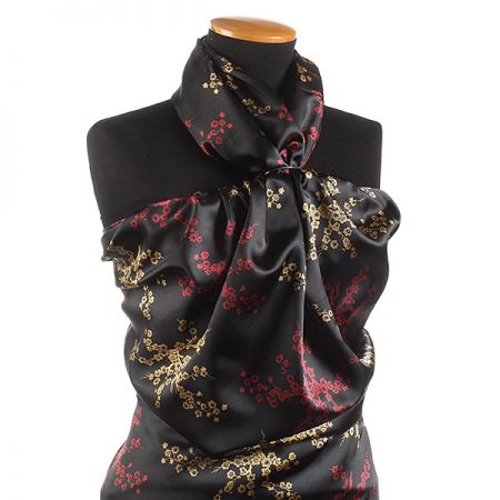 Satén nepružný motiv květin černý