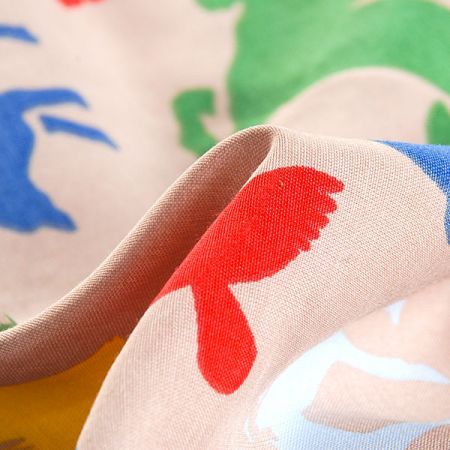 Viskozová látka na šaty s motivem zvířátek