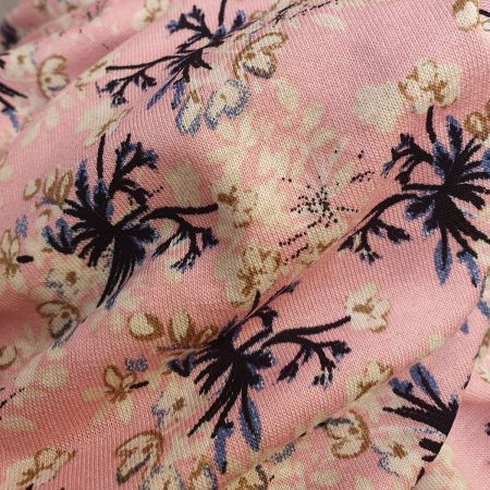 Letní úplet viskozový vzor květů růžový