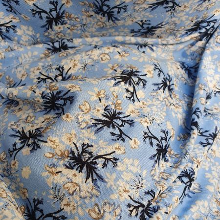 Letní úplet viskozový vzor květů modrý