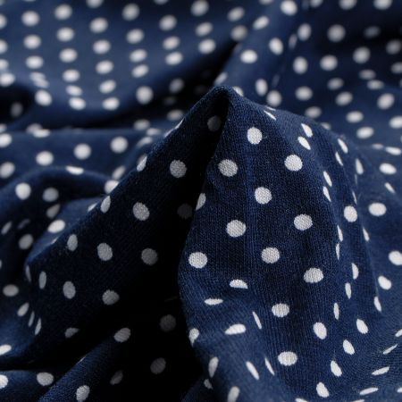 Letní úplet viskozový vzor puntíků modrá/bílá