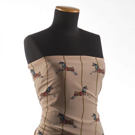 Šifon jemný se vzorem koníků a proužků pudrový