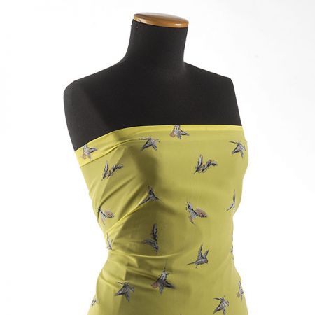 Šifon jemný se vzorem ptáčků žlutozelený