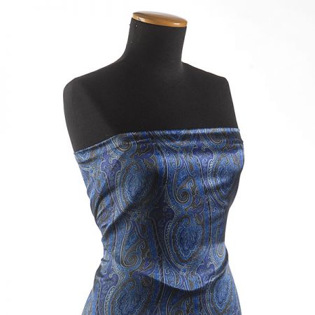 Hedvábný atlas pružný paisley vzor v modré