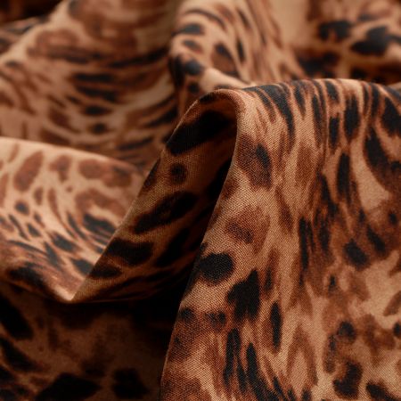 Viskozová šatová látka zvířecí motiv hnědá