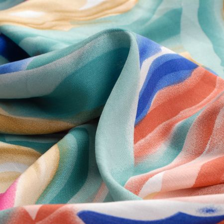 Viskozová šatová látka motiv tahy štětcem tyrkys