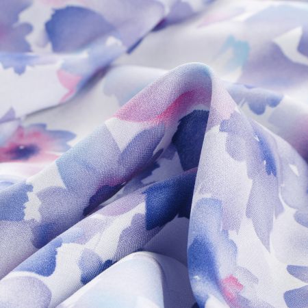 Viskozová šatová látka rozpité květy fialová