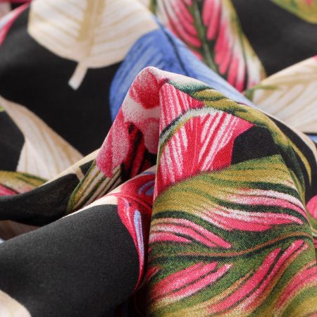 Viskozová šatová látka listy černá