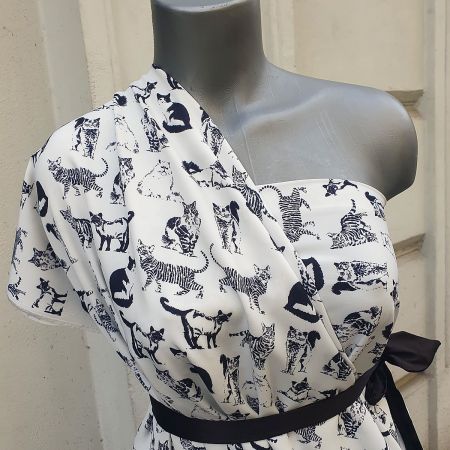 Letní jemná šatovka tisk kočky černobílá