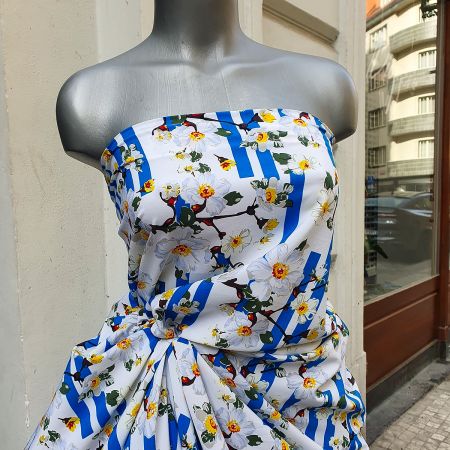 Krepdešín imitace hedvábí proužky/květy modrobílá