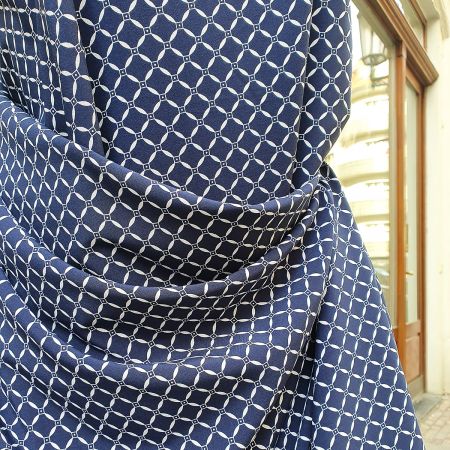 Krepdešín imitace hedvábí geometric modrobílá