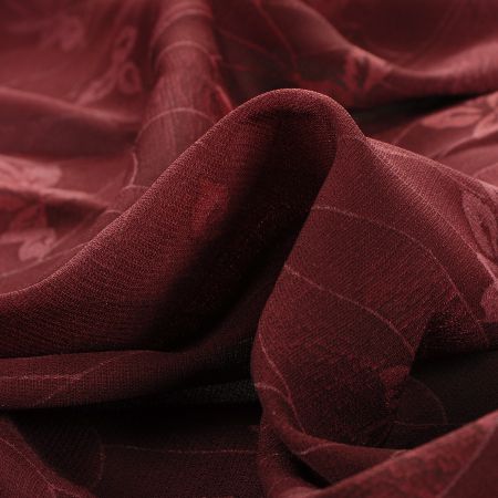 Šatová látka se vzorem květů vínová