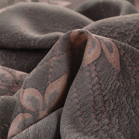 Šatová látka se vzorem květů šedá