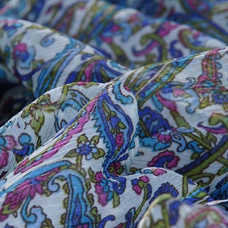 Šifon plisé imitace kašmírového vzoru zlenomodrý