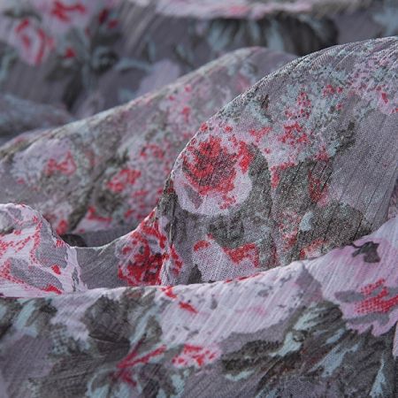 Šifon plisé květinový motiv červenošedý