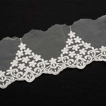 Krajka lem výšivka na tylu bílá