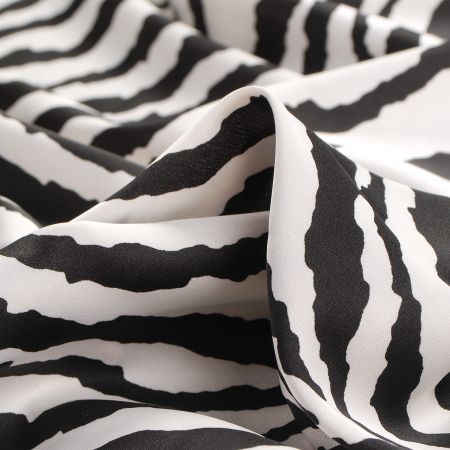 Imitace hedvábí pružný atlas zvířecí motiv černobílý