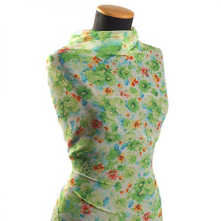 Jemný šifon květinový motiv pastel světle zelená