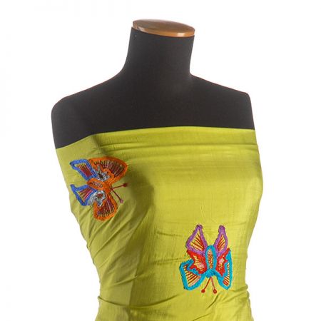 Hedvábné ponge výšivka motýlci zelená