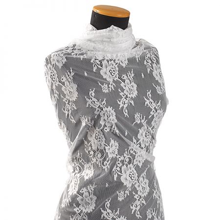 Efektní krajka výšivka na tylu květinový motiv bílá