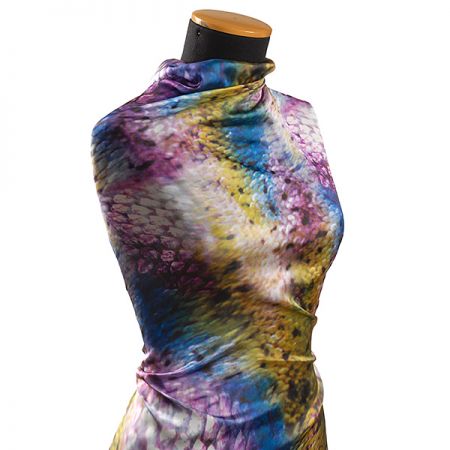 Jemný satén digitální tisk zvířecí motiv zelená