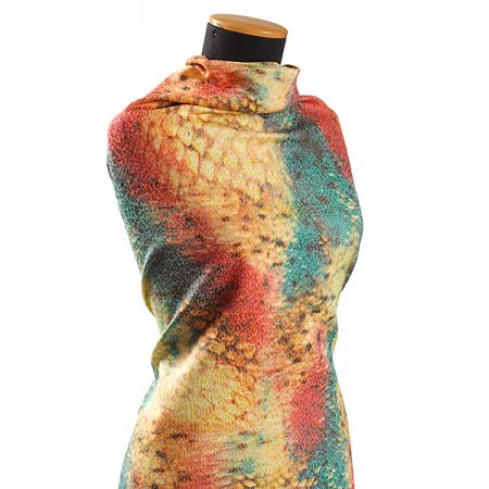 Žakárová látka tisk motiv hadí kůže červená