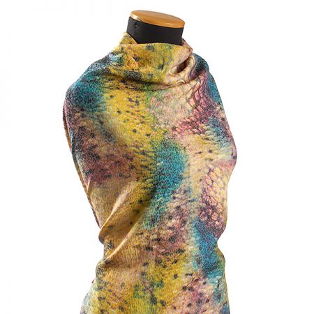 Žakárová látka tisk motiv hadí kůže fialová