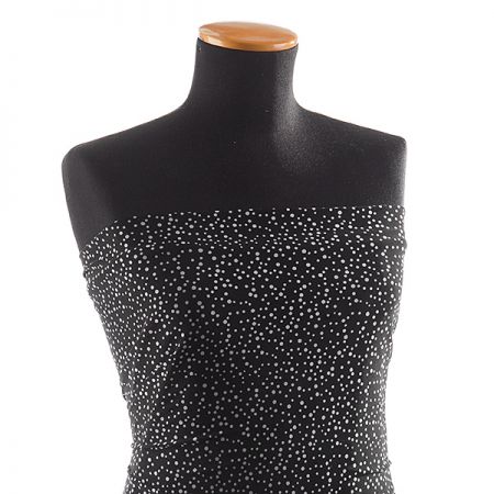 Letní úplet vzor malých nepravidelných puntíků černý