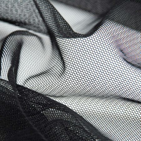 Tyl pružný jemný černé barvy