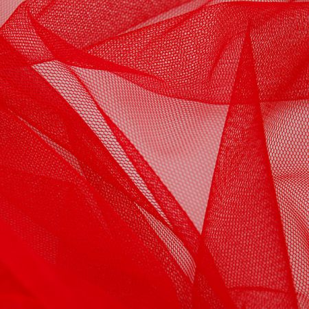 Tyl pružný jemný jasně červené barvy