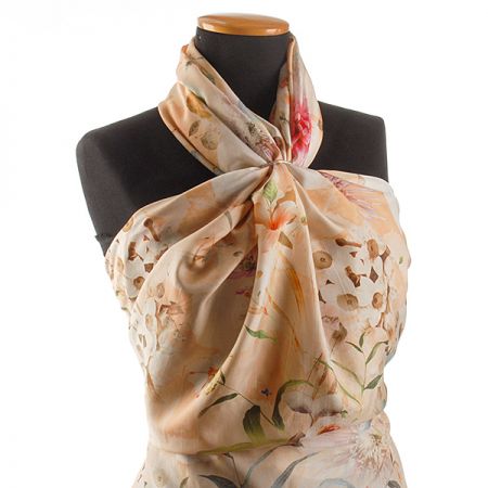 Hedvábná jemná látka květy meruňková