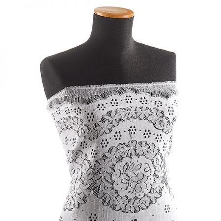 Krajka na mantilu květinový vzor bílá