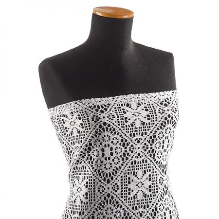 Imitace háčkováné krajky lomená bílá