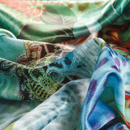 Satén pružný jemný vzor krajky i květin