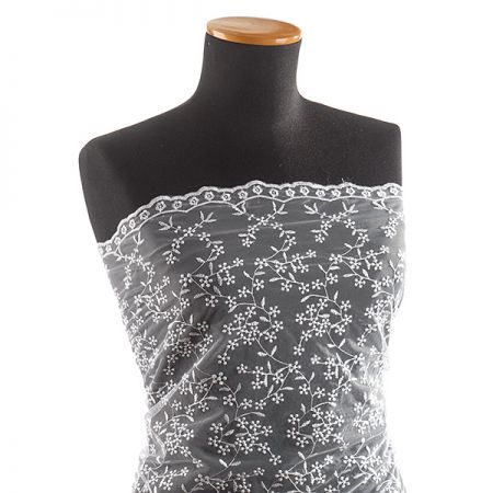 Krajka tylová drobná výšivka lomená bílá