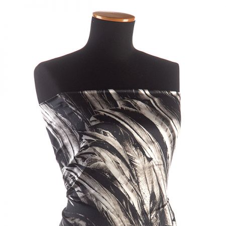 Hedvábný satén vzor peří černobílý