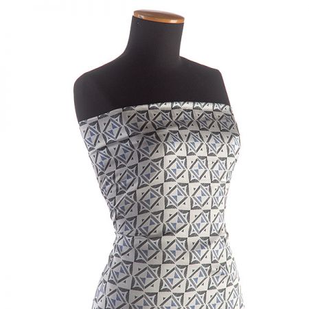 Šatová látka imitace hedvábí geometrický vzor modrý