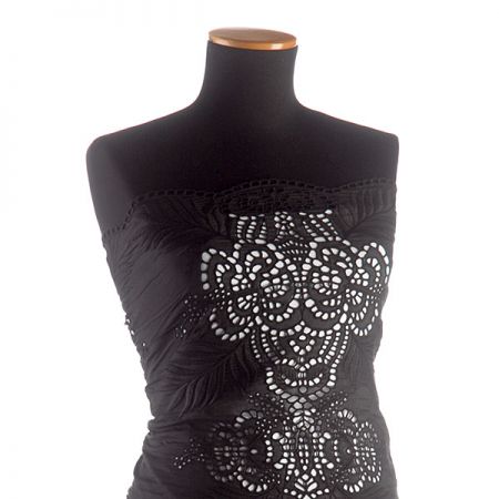 Etamín látka s krajkovou bordurou černá