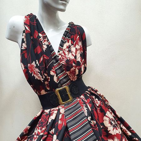 Šatová látka imitace hedvábí vzor květů vínový