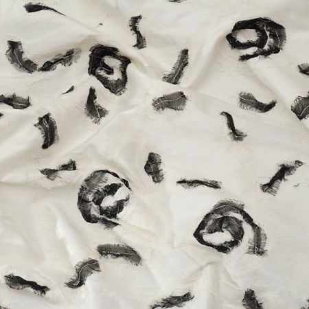 Šantung s aplikacemi