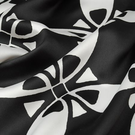 Látka jemný satén černobílý vzor II.jakost