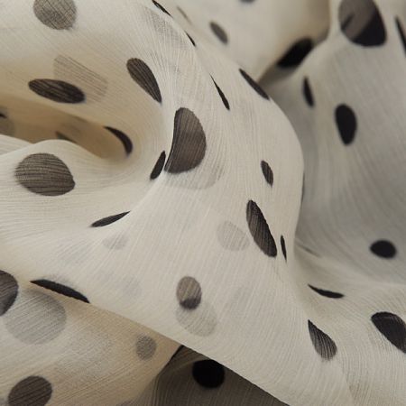 Hedvábný mušelín plisé vzor puntík