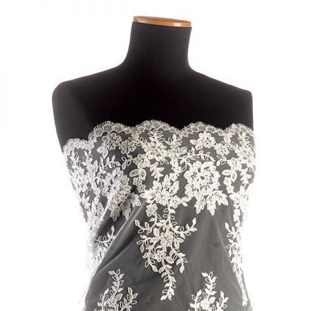 Krajka romantická výšivka na tylu smetanová