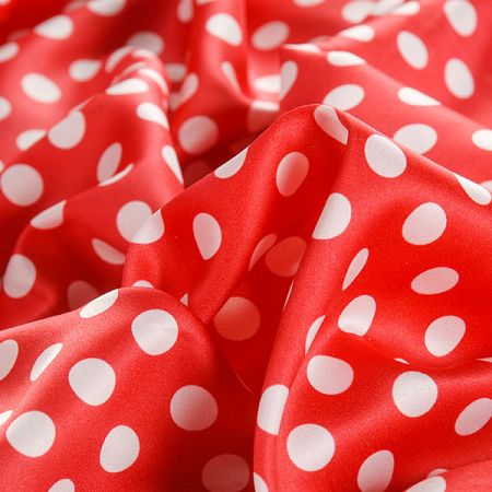 Satén tisk imitace hedvábí puntík bíločervený
