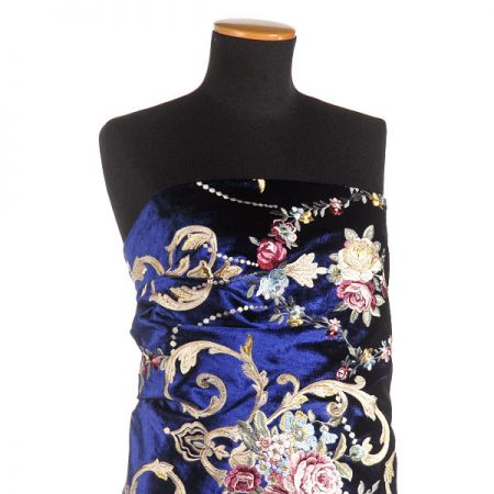 Samet s barokní květinovou  výšivkou modrý