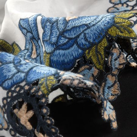 Bavlněná letní látka s výšivkou bílá/modrá