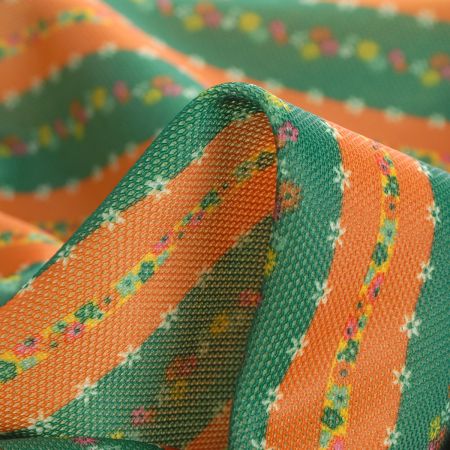 Pletenina jemná proužky a květy zelená oranžová